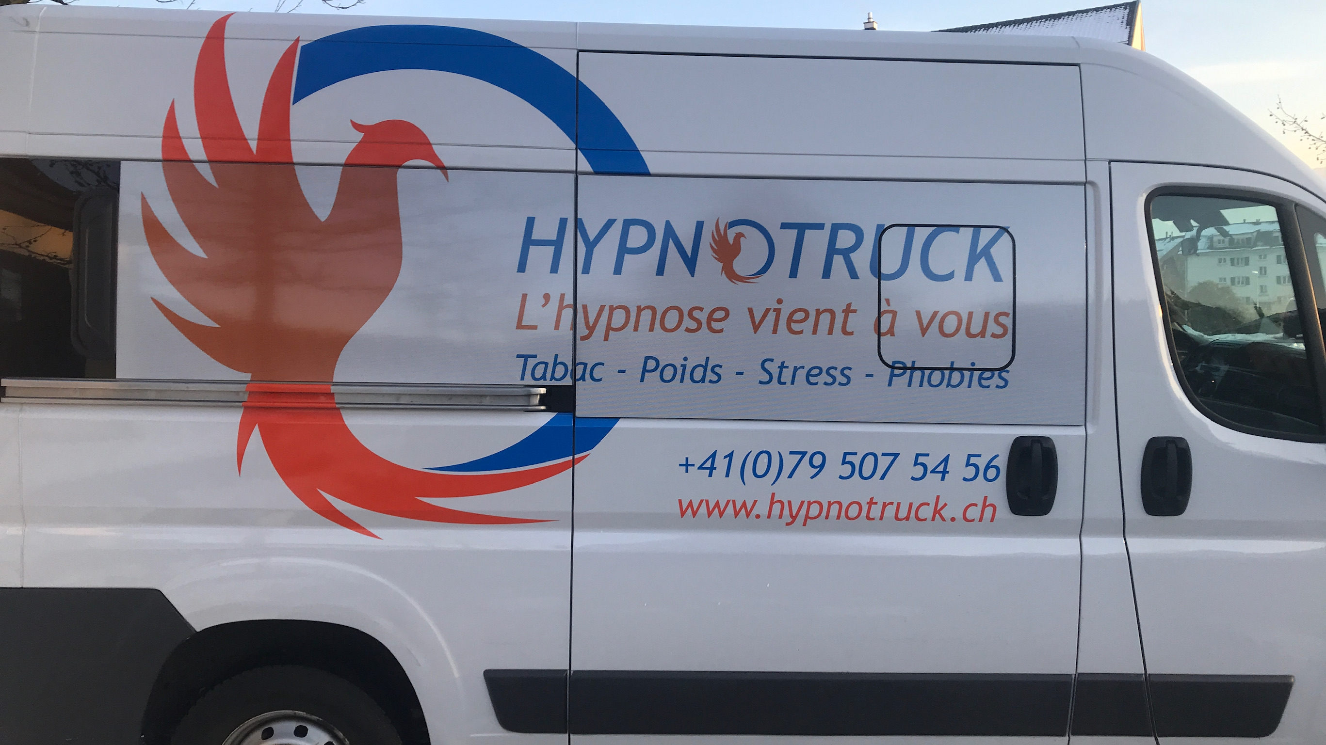 Vue rapprochée de l'Hypnotruck avec le logo phoenix