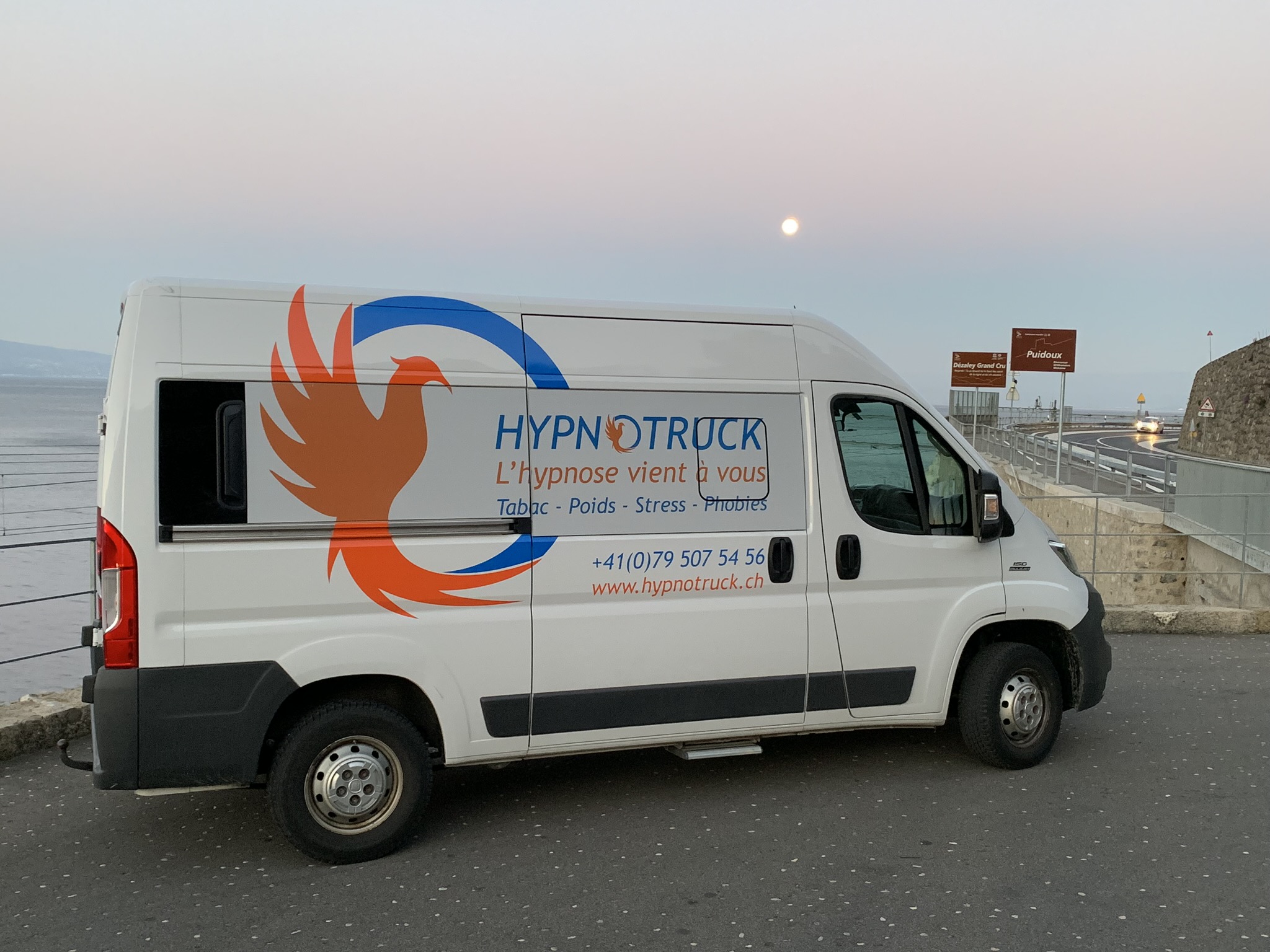 L'Hypnotruck au coucher du soleil au bord du lac